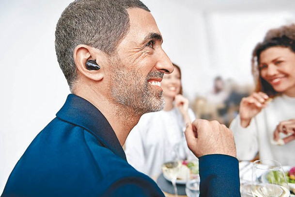 助聽器看起來跟耳機無異，預計於1月21日在指定地區開售。