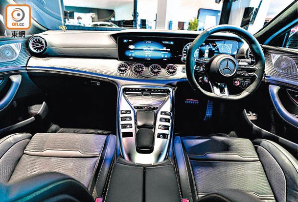 全新AMG Performance軚環，備有特色雙輻式設計及多功能按鈕，型格與實用兼備。