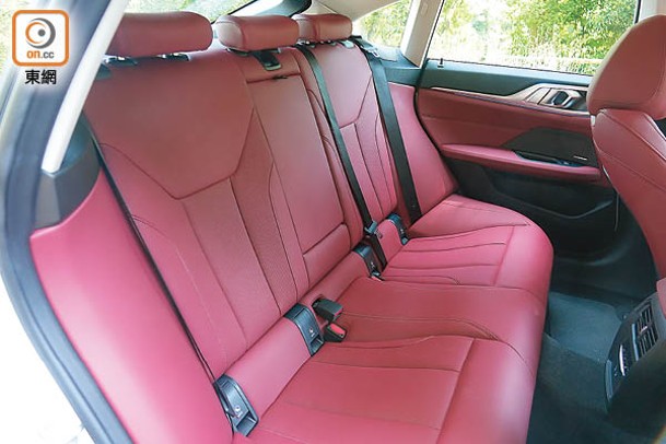 全車座椅採用Sensatec合成皮料包裹，透氣之餘柔軟舒適。