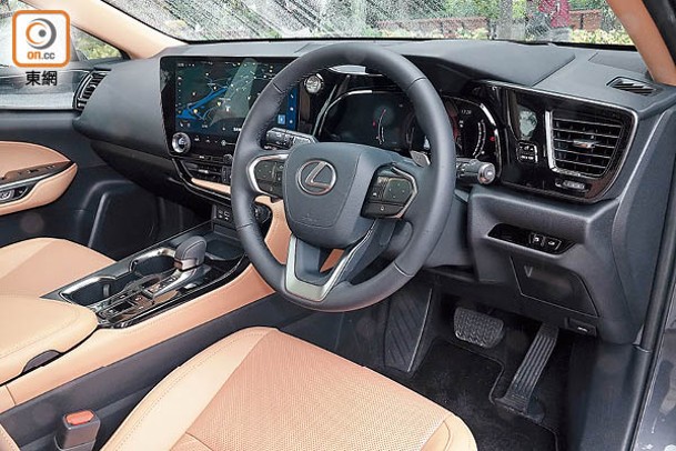 Ultimate版標準配備14吋全高清觸控屏幕系統，可透過語音聲控功能及特定指令控制導航、音響及各項車上設備。