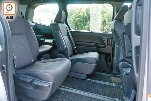 7座Luxury版中排配備一對獨立Captain Seat，座椅可前後滑動達745mm，讓中排乘客按需要靈活調節理想的腿部空間。