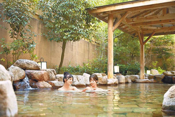 京都竹之鄉溫泉萬葉之湯設有9個浴池，想要開揚視野必浸露天風呂。