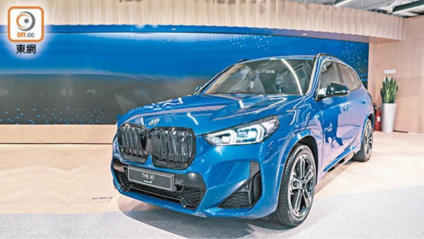 iX1 xDrive30搭載64.7kWh鋰電池組，以130kW直流電DC快速充電系統，約29分鐘內可充電至80%。