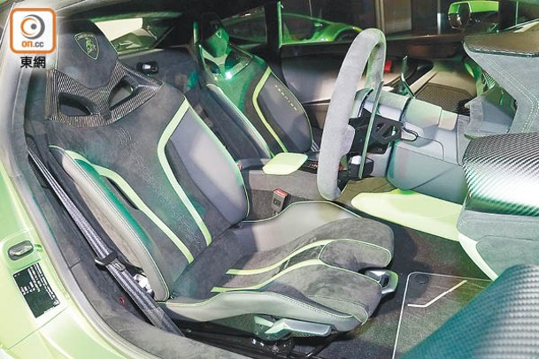 碳纖運動座椅頭枕繡有青綠色廠徽，側翼托墊亦加入Tecnica專屬刺繡。