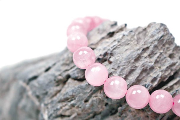 想催旺桃花人緣運，可佩戴適合自身桃花顏色的粉晶飾物。