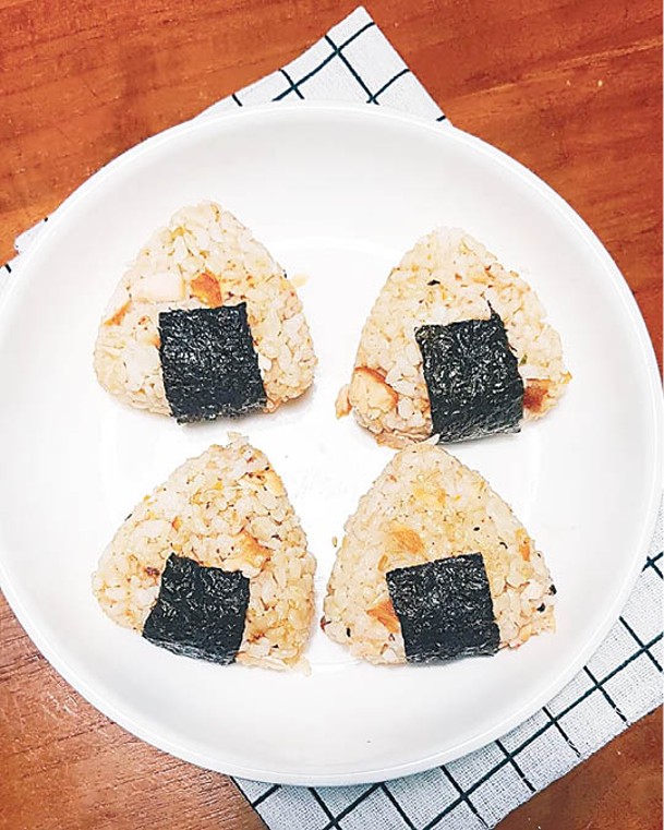 糙米三文魚三角飯糰