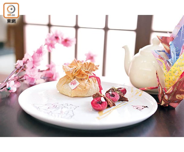 黃金福袋<br>以日本賀年福袋作靈感，切開是吉士醬和朱古力蛋糕，象徵幸運。