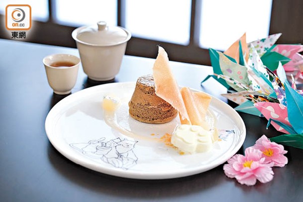 嵐山<br>以京都景點命名的焙茶心太軟伴柚子薄脆，焙茶流心濃郁甘香，和柚子薄脆、白桃肉及貓爪雲呢拿糕同吃，滋味無比。