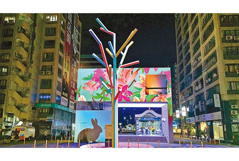 光展區（位置：捷運國父紀念館站2號出口）展示藝術家陳怡潔的作品「安安」，透過光影變化於捷運出口周圍營造繽紛耀眼的色彩。