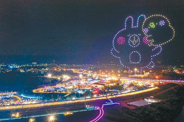 南投燈會跟「卡娜赫拉的小動物」聯名合作，焦點有出動400架無人機呈現P助與粉紅兔兔暢遊南投的可愛畫面。