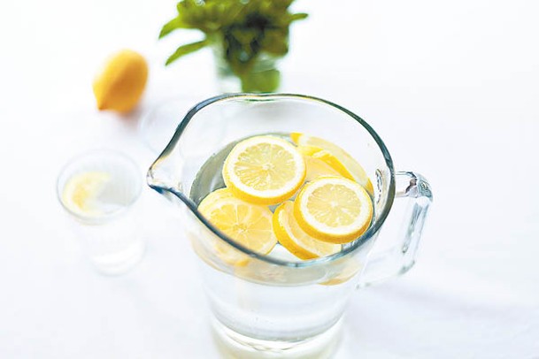 早上飲1杯檸檬水，可促進新陳代謝，同時有助排毒減肥。