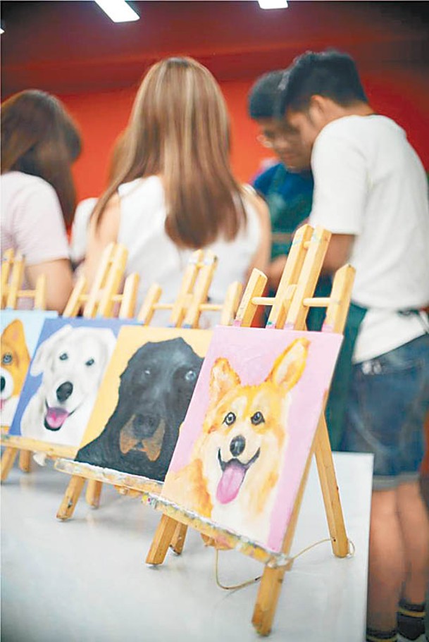 畫室主打寵物油畫班，既有「單身狗畫班」，亦有一般的畫班教授相關技巧。