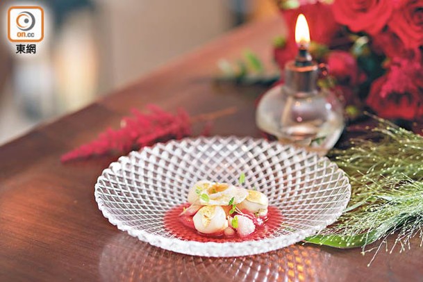 Lychee<br>荔枝慕絲配以用糖和胡椒煮的西柚汁，而玫瑰花瓣則蘸蛋白加糖風乾而成，奉客前再噴上玫瑰花水，甜蜜芳香。