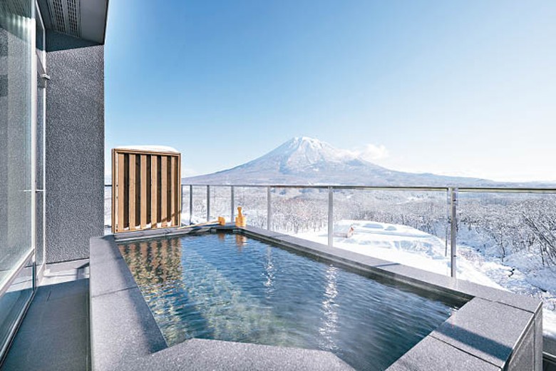 每間頂層公寓均設有私人露天溫泉，這一間便坐擁有「蝦夷富士」之稱的羊蹄山景致。