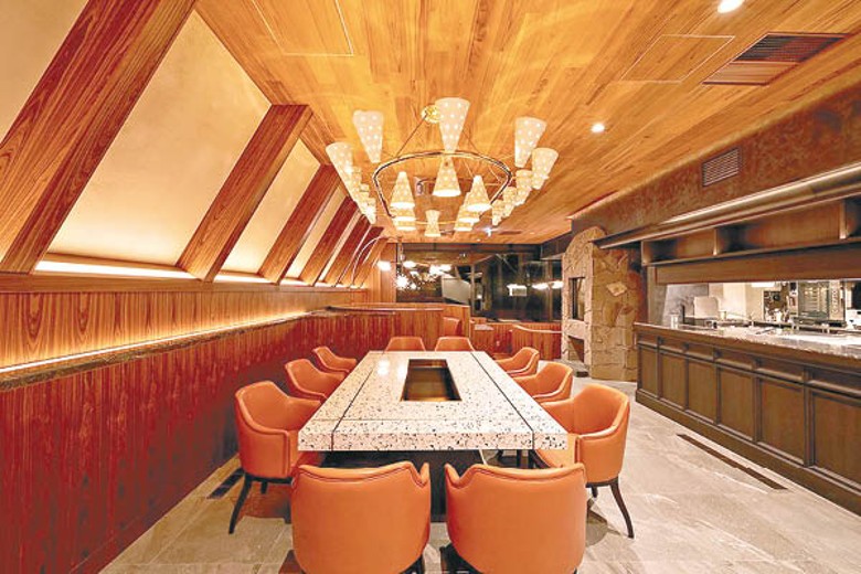 灼麓館是以獲得米芝蓮星級榮譽為目標的高級餐廳，室內裝潢以木作基調。