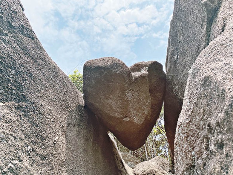 自韓劇爆紅後，便有人稱女婆山上的心形石為「愛的迫降石」。