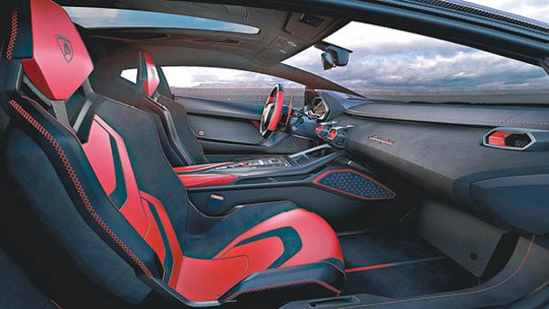 全新3D打印冷氣風口、副駕席前方的Lamborghini標誌和軚環後方轉檔撥片等細節，均注入Rosso Efesto紅色點綴。