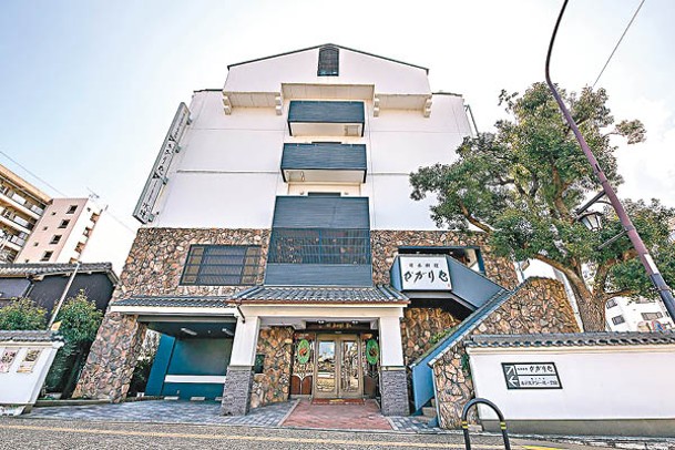 Hotel Asyl Nara距離JR奈良站或近鐵奈良站只需5分鐘步程，位置方便。