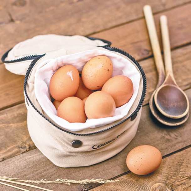 早餐可以食用麥皮搭配雞蛋、水果與豆奶。