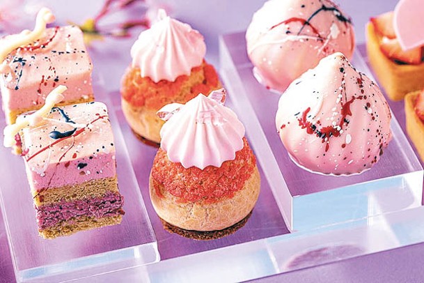 9款加入了櫻花色彩及味道的精緻甜點，包括有櫻花檸檬棉花糖撻、櫻花紅莓泡芙、櫻花芝士蛋糕等。