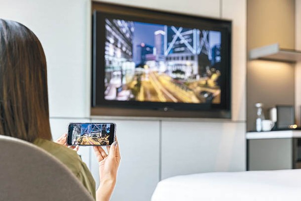 帝逸酒店糅合智能科技，住客可透過房內智能平板電腦遙控室內設施。