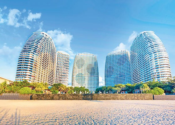 檀悅豪生溫泉度假酒店以「海浪拍打沙灘形成的五朵水滴」為創意設計理念，內外均甚具格調。