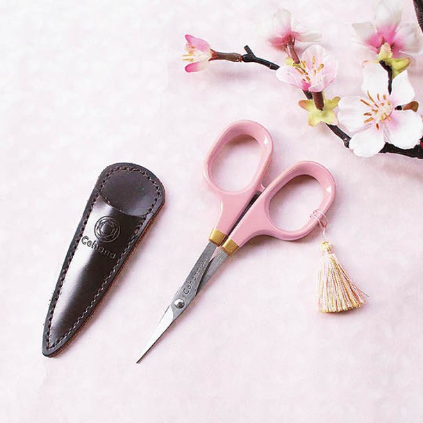 小型剪刀配金色流蘇裝飾，售¥9,130（約HK$530）。