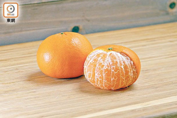 日本麗紅橙<br>外形似柑，但其實是甜橙，皮薄多汁，屬高甜度和高品質的甜橙品種，果肉香嫩又多汁。（b）