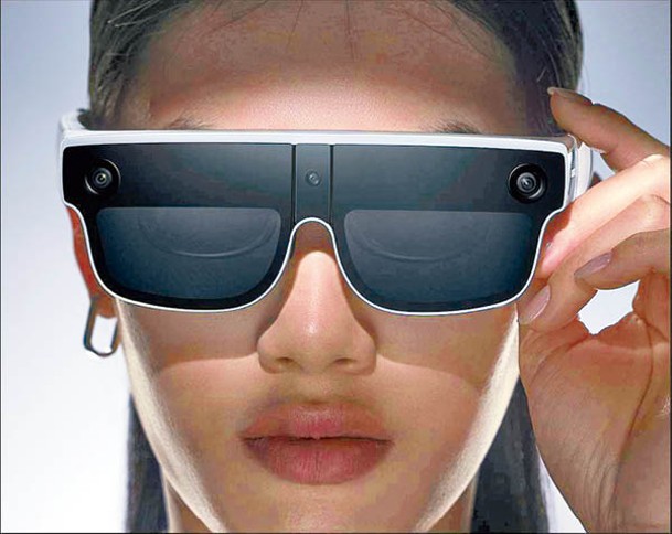 採用太陽眼鏡造型，隨盒附有3款鼻墊及近視鏡片。