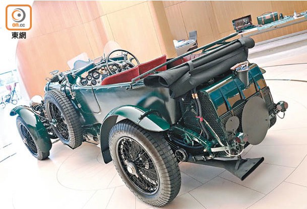 Blower延續版No.9的專屬墨綠車色，跟1930年出戰Le Mans的傳奇賽車Blower No.9一樣。