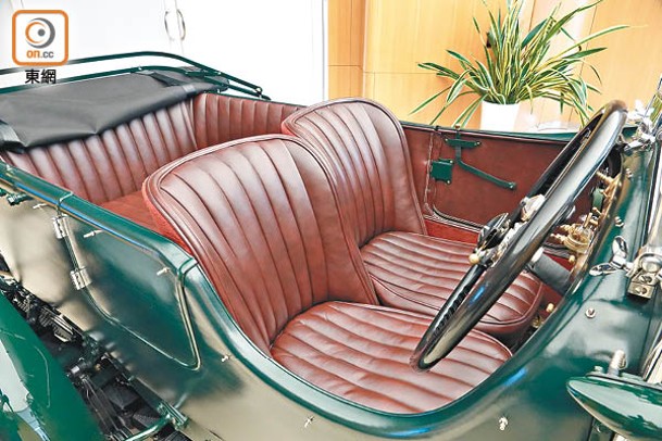 Oxblood牛血紅色真皮座椅，不僅沿用原始車型設計，還填充了共10kg天然馬毛。