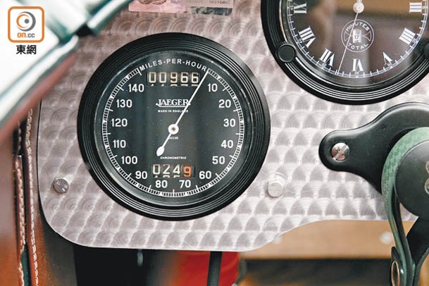 儀錶板的左角落新增了速度錶，乃是因應現代路面駕駛需要而加入。