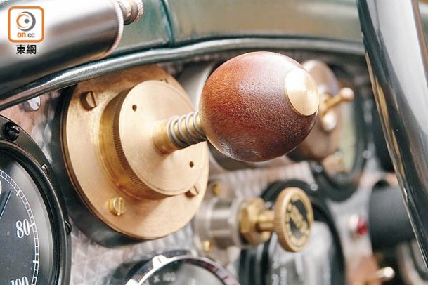木柄手動氣泵原本是以人手為引擎泵入更多空氣，此功能已由座椅下方的電子氣泵取代。