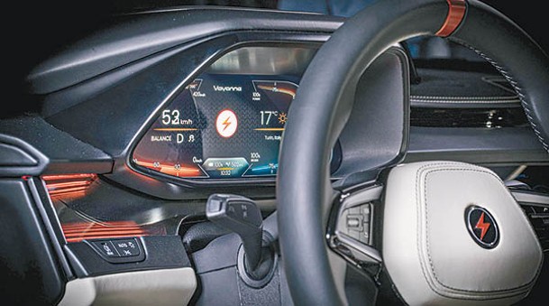 數碼化儀錶上可顯示豐富的行車資訊，並可經多功能軚環的按鍵調控。