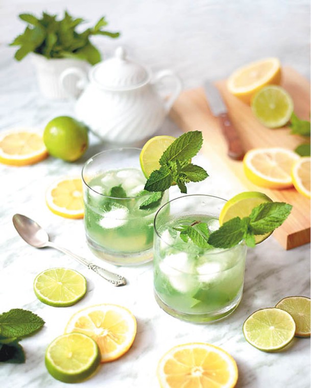 以綠茶混合檸檬汁的「Idol水」，據稱有消水腫瘦臉之效。