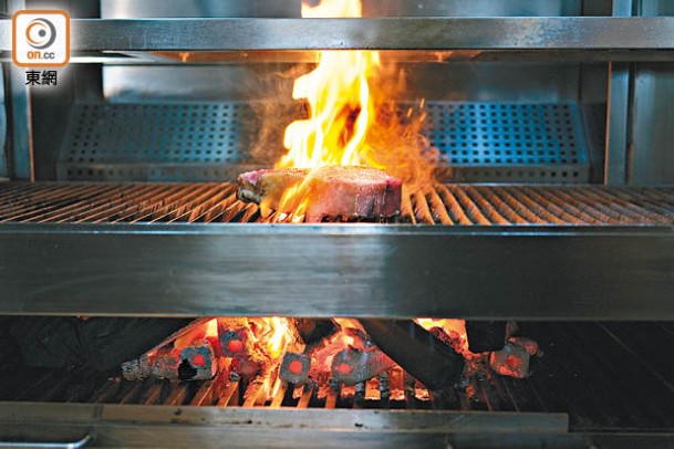木炭烤架由80年代開業沿用至今，以炭火燒烤的牛扒，原汁原味。