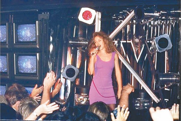 歌手Kylie Minogue的首次現場演出也是在香港Disco舉行呢！（受訪者提供）