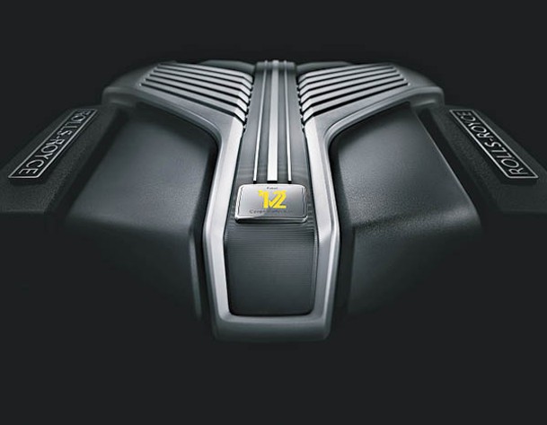 V12銘牌<br>V12引擎鑲有特別刻上亮黃色「V12」和黑色「Final Coupé Collection」字樣的拋光金屬銘牌，紀念它是最後一款搭載V12引擎的勞斯萊斯轎跑車。