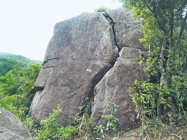 位於欣澳智叟石，形態酷似智利的復活島石，成為不少行山友的打卡點。