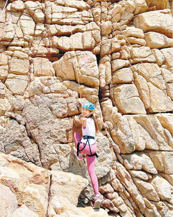 在「天涯海角」的岩壁位置附近，有人會玩攀岩。