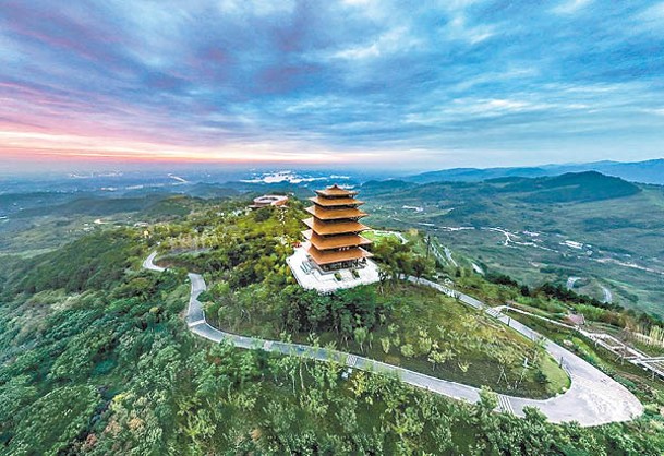 另一焦點建築丹景閣高約39米，設計融入了天府文化中的竹文化元素。