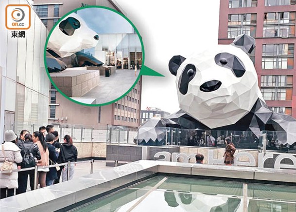 成都IFS7樓的空中花園可以近距離看到大型戶外熊貓裝置「I Am Here」，大家當然要排隊打卡影合照喇！