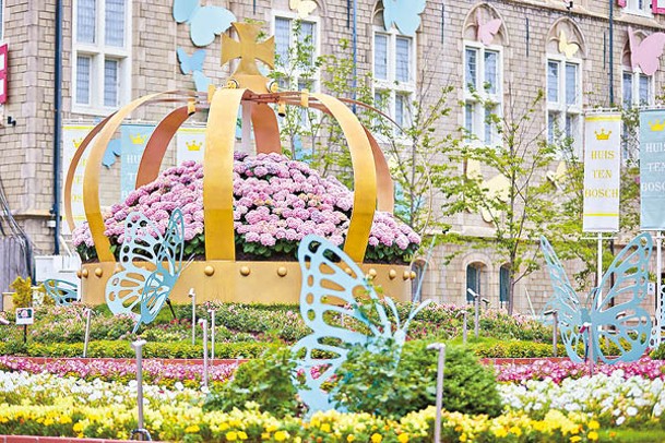 「花之廣場」的巨型皇冠內展示着園內獨有的新品種、名為「豪斯登堡」的繡球花。