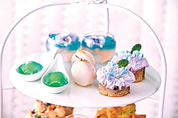 頂層是各式甜點，例如粉藍色忌廉的杯子蛋糕、蝶豆及桃啫喱、藍綠色的水饅頭等。