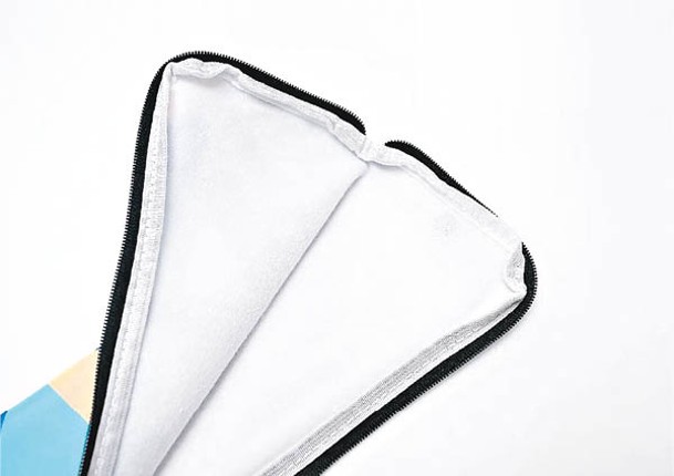 採用毛巾布吸水內層，吸水力強，且輕巧易攜帶。