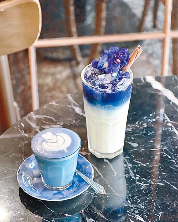 藍色蝶豆花拿鐵無論拉花及味道都令人難忘，熱飲售THB90 （約HK$20）、凍飲售THB120（約HK$27）。