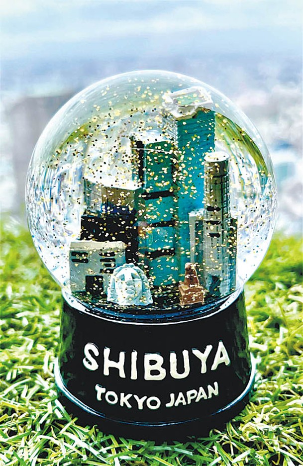 記得逛一下紀念品店，這款玻璃球內有日本迷你景點。
