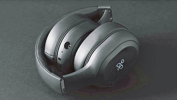 兩邊耳罩可以摺疊，減少收納空間。