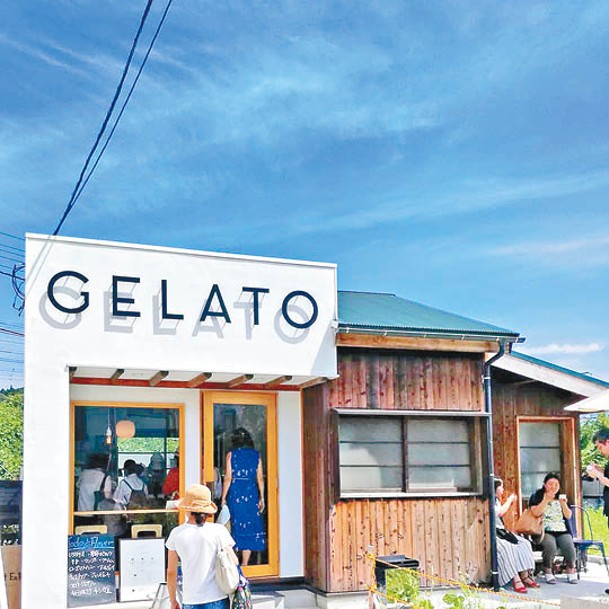 GELATERIA SANTi位於鐮倉一條小巷盡頭，小平房外觀予人清新感覺。