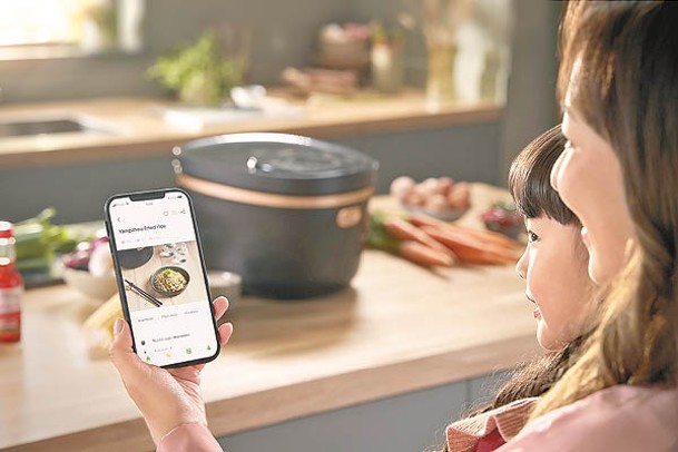 專用手機App提供NutriU食譜，煮出各種美食。